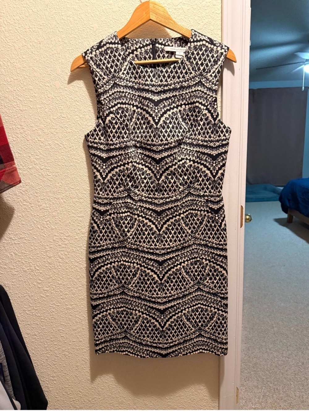 Diane Von Furstenberg Black & White Sleeveless Midi Sheath Dress - Picture 4 of 4